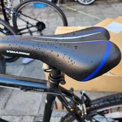 🥇🥇　クロスバイク　７００ｘ２８ｃ　７変速　フレーム　アルミ　配達可能