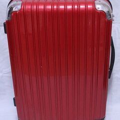 赤い大型スーツケース　鍵付き　4泊5日程度
