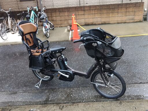 219土日もお子様と土足のままご試乗可能です。バカ親切な電動自転車屋  ️２０インチ、２６インチ各種・電動自転車、チャイルドシート、２人乗り、３人乗り、   安心保障の１００日間・点検無料サービス付き、３カ月・無料交換保証、  オプション無料。後ろチャイルドシートをかごに変更して１人乗りに変更も可能です。  １回の充電で３０ｋｍ以上の走行が可能です。山手線を半周くらいの距離を走れます。  バッテリーは、新品の９０％以上の性能を保持していて、コンディション良好です。  ２