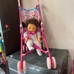 おもちゃの赤ちゃんとベビーカー