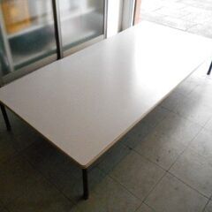 白い大きな低いテーブル　こちらまで引き取り可能方のみご連絡お願い...