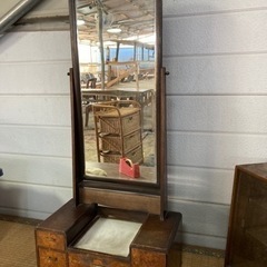 古い鏡台　