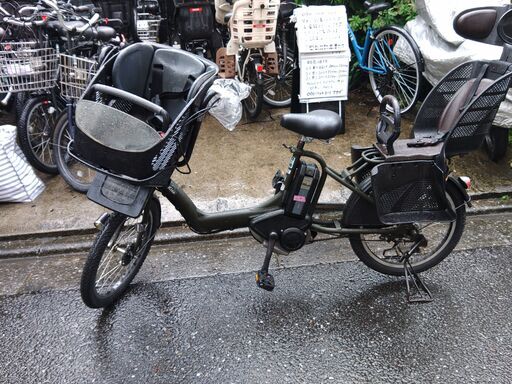220土日もお子様と土足のままご試乗可能です。バカ親切な電動自転車屋  ️２０インチ、チャイルドシート、２人乗り、３人乗り、１人乗り電動自転車    安心保障の３カ月・無料交換保証、１００日間・点検無料サービス付き  オプション無料。後ろチャイルドシートをかごに変更して１人乗りに変更も可能です。  １回の充電で３０ｋｍ以上の走行が可能です。山手線を半周くらいの距離を走れます。  バッテリーは、新品の９０％以上の性能を保持していて、コンディション良好です。  ２０インチ、