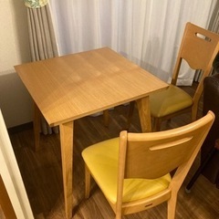 テーブルと黄色の椅子セット
