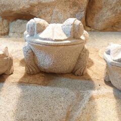 岩風呂に飾ってた石のカエルです  三匹セット