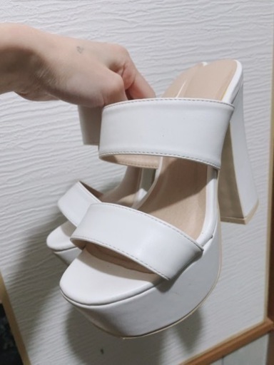 白　サンダル