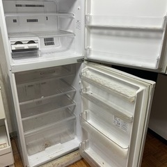 年数がある冷蔵庫、掃除していない、かなり汚れあり