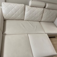 白の合皮のソファ