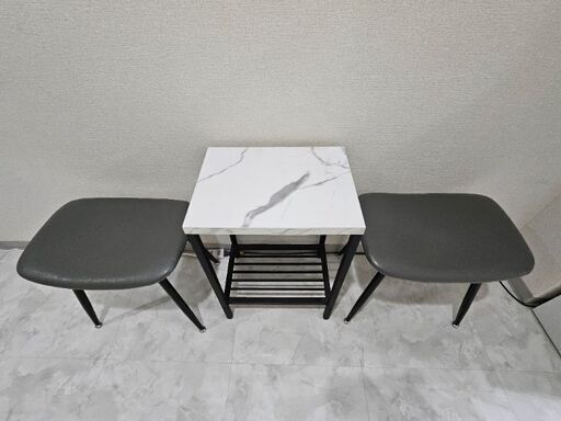 インテリア用のテーブルと椅子(２つ)です。