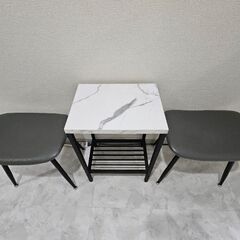 【ネット決済】インテリア用のテーブルと椅子(２つ)です。