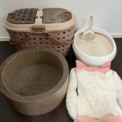 ペットキャリーと猫トイレと爪とぎと赤ちゃんベッド