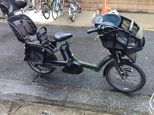 224バカ親切な電動自転車屋土日もお子様と土足のままご試乗可能です。  ️２０インチ、チャイルドシート、２人乗り、３人乗り、１人乗り電動自転車    オプション無料。後ろチャイルドシートをかごに変更して１人乗りに変更も可能です。  １回の充電で３０ｋｍ以上の走行が可能です。山手線を半周くらいの距離を走れます。  バッテリーは、新品の９０％以上の性能を保持していて、コンディション良好です。  ２０インチ、チャイルドシート、３人乗り、２人乗りなど、在庫は２０台以上あります。