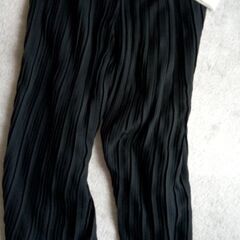 黒細かなプリーツのワイドパンツ(157cm,52kg着用)ベビー...