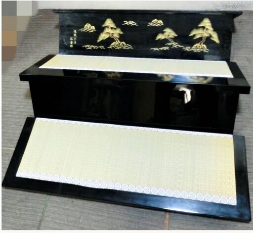 伝統工芸　沈金彫　5月木製段飾り　沈金祝松　2段35号　五月人形　端午の節句　段飾り　高級　飾り台用畳 武者人形 鎧 兜 雛人形 ひな祭り