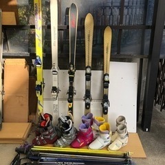古いスキー板、ブーツ、ストック