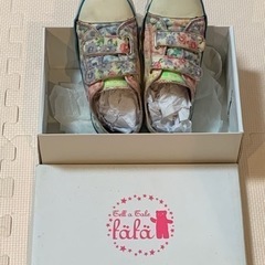 fafa スニーカー　22cm