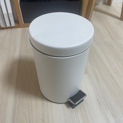 IKEA ペダル式ゴミ箱　VORGOD ヴォルゴド, ホワイト,...