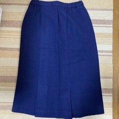 紺色に近い青のスカート  