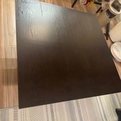 珍しい形の正方形ローテーブル