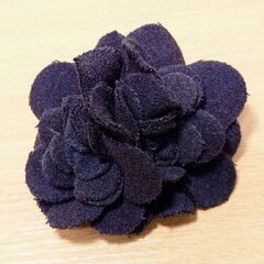 冬の帽子などに〜お花のコサージュ(ブローチ)／布製 こげ茶✨未使用品