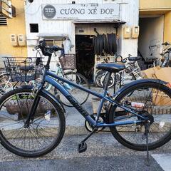 クロスバイク 26インチ 6変速 青 カゴ 付き 配達可能