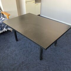 黒色のテーブル