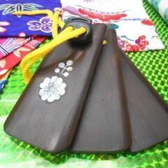 2.500円　沖縄三板(サンバ)楽器　花柄螺鈿黒檀製　化粧袋付き