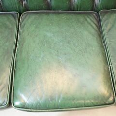 本革を使用したチェスターフィールドスタイルの3人掛けソファです。美しいギャザーとボタン留めが中世ヨーロッパ家具を想わせるラグジュアリーなレザー トリプルソファ♪DK341