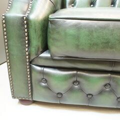 本革を使用したチェスターフィールドスタイルの3人掛けソファです。美しいギャザーとボタン留めが中世ヨーロッパ家具を想わせるラグジュアリーなレザー トリプルソファ♪DK341