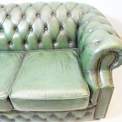 本革を使用したチェスターフィールドスタイルの3人掛けソファです。美しいギャザーとボタン留めが中世ヨーロッパ家具を想わせるラグジュアリーなレザー トリプルソファ♪DK341