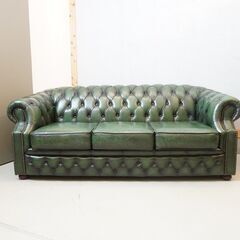 本革を使用したチェスターフィールドスタイルの3人掛けソファです。美しいギャザーとボタン留めが中世ヨーロッパ家具を想わせるラグジュアリーなレザー トリプルソファ♪DK341