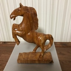 木彫りの馬の置物