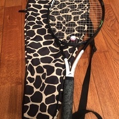 硬式テニスラケットとケース