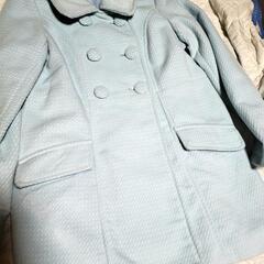 水色の長袖のコート
