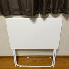 ニトリで購入した折りたたみ式の机です