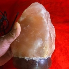 ヒマラヤ岩塩の塊でできたランプ