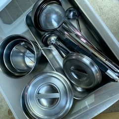 ラーメン屋廃業により出た寸胴やお玉、スープ入れ、湯切りザルなどのセット