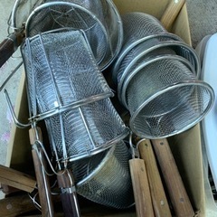 ラーメン屋廃業により出た寸胴やお玉、スープ入れ、湯切りザルなどのセット