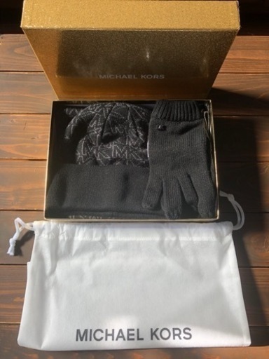 マイケルコース　マフラー、手袋、ニット帽　プレゼントbox