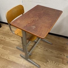 机と椅子のセット　　昭和レトロ　学校タイプ