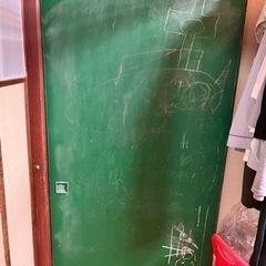 自作の黒板(ドア一枚分の大きさです！)