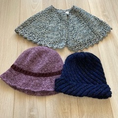 手編みのケープと帽子２つ