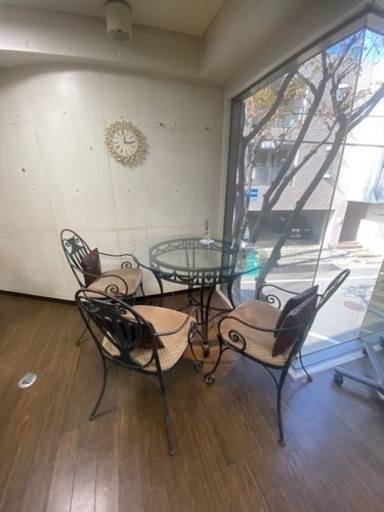 ハンドメイドアイアンと丸いカラス天板のテーブルと椅子3客セット