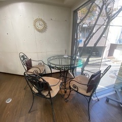 【ネット決済】ハンドメイドアイアンと丸いカラス天板のテーブルと椅...