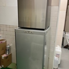小さな冷蔵庫とちょっと大きな冷凍庫です！