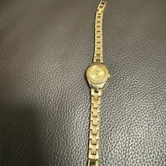 ゴールドカラーのクォーツ腕時計