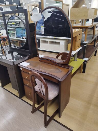 【イオンモール常滑店】レトロなデザインのドレッサーです!
