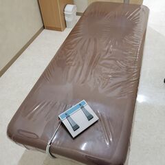 エステ用などの電動昇降式施術ベッド