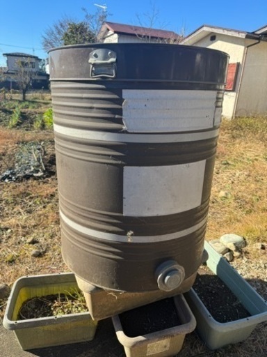昭和レトロなドラム缶米びつです。