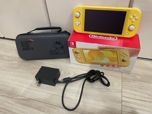 Switchライト イエロー スヌーピーのケース付き